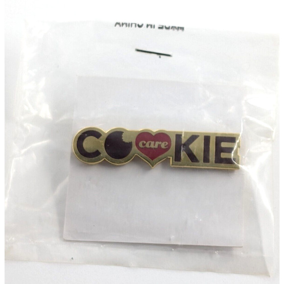 DoubleTree By Hilton Cookie Care Campaign Hotel Gold Tone Enamel Pin Red Heart - Picture 5 of 5